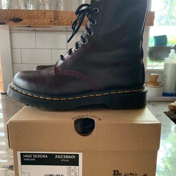 Womens sz 8 Dr. Martens in excellent condition - Picture 2 of 3